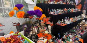 Comercio informal representa hasta 15% de la actividad en Día de Muertos: CANACO