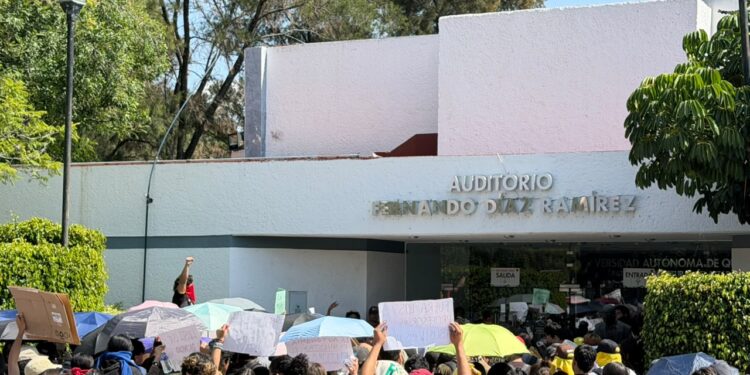 Estudiantes en paro de la UAQ marchan a CU y exigen diálogo ante el Consejo Universitario