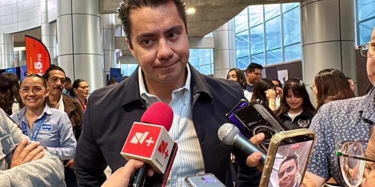 Felifer Macías registra daños en vialidades y casas por obras del Tren México-Querétaro