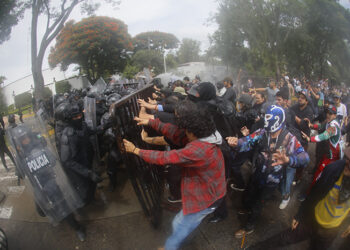 Investigan presuntos abusos policiales en protestas del IMSS