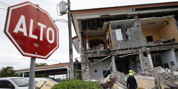 Un terremoto de magnitud 7,7 sacude Panamá y activa amenaza de tsunami