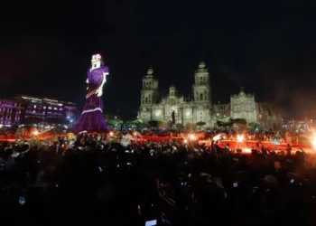 Inauguran megaofrenda con la catrina más alta del mundo