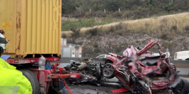 En dirección a Querétaro el tránsito vehicular es normal, sin embargo, se advierte carga vehicular.