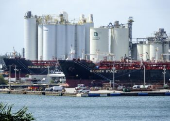Huracán ‘Isaías’ reduce en más de un 60% producción diaria de petróleo en el Golfo de México