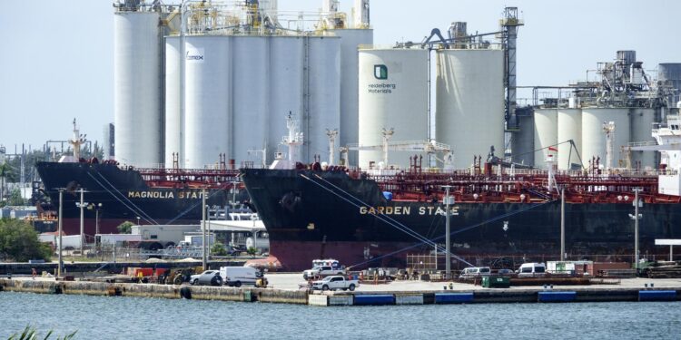 Huracán Isaías reduce en más de un 60 % producción diaria de petróleo del Golfo de México