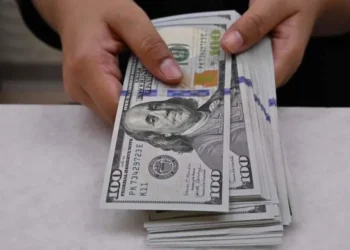 Regresa dólar a niveles por debajo de los $18.00