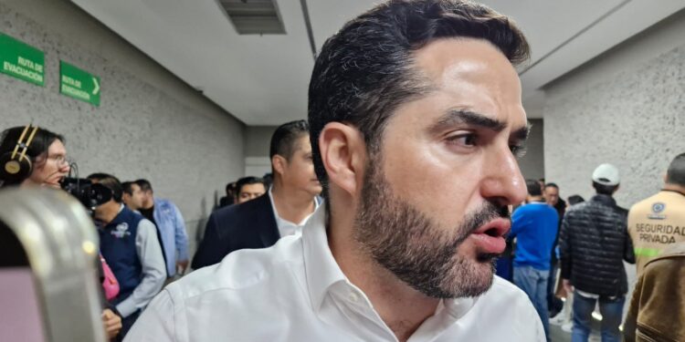 Al ser cuestionado sobre la falta de designación de perfiles en Morena para la capital, Dorantes Lámbarri expresó que “hay que tenemos que pensar en la gente, no en partidos políticos“.