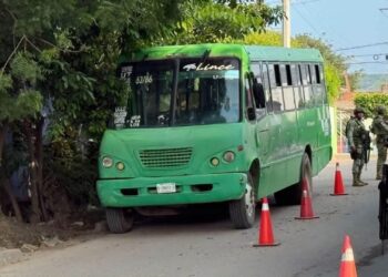 Balean camión con estudiantes en Escuinapa, Sinaloa; conductor resulta herido