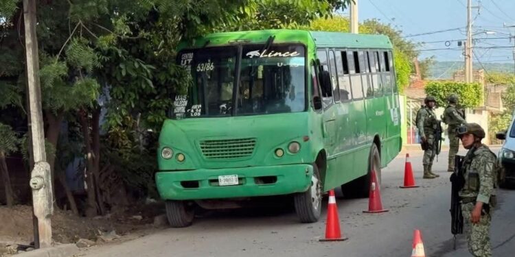 Chofer herido tras ataque armado a transporte en Sinaloa