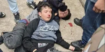 Matan dos ex alumnos a maestra en secundaria