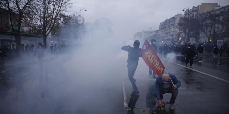 Manifestantes se enfrentan a la Policía en París durante una protesta contra el alza del costo de la vida y los recortes en servicios públicos el 24 de octubre de 2026