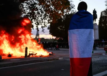 Francia está en llamas y destrozada por inmigración: Trump