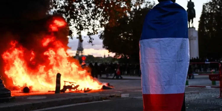 En toda Francia, la policía detuvo a unas mil 800 personas y más de 500 agentes resultaron heridos, según informó el Ministro del Interior.