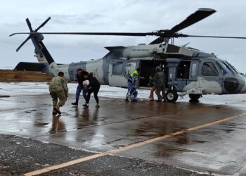 Rescatan a 32 personas y tres perros atrapados por inundaciones en Ensenada