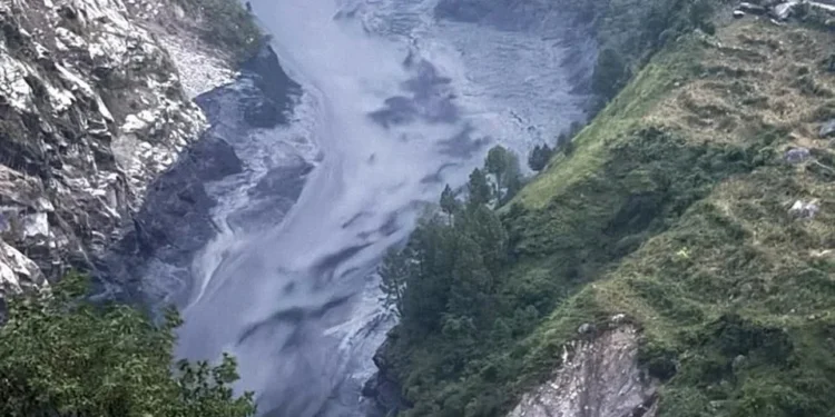 La crecida arrastró unas 45 viviendas y dañó tres proyectos hidroeléctricos y cuatro puentes.