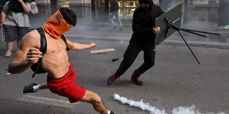 La aprobación se produjo después de que grupos de jóvenes protagonizaran enfrentamientos con agentes, incendiaran objetos y entraran por la fuerza en comercios de Milán.