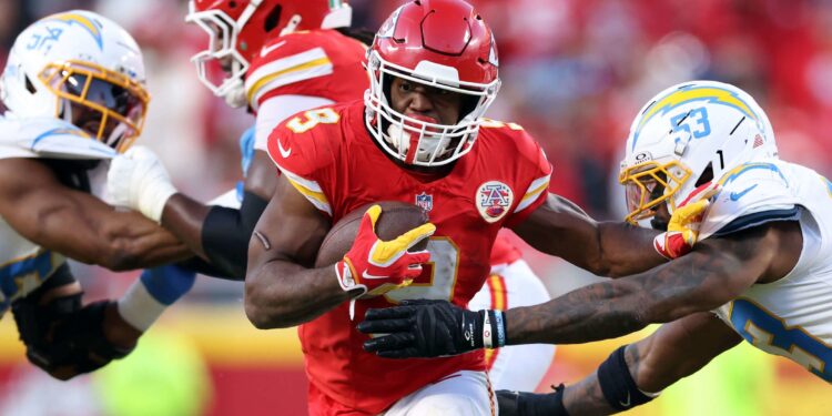 Los Kansas City Chiefs se impusieron por 22-6 a Los Angeles Chargers para mantener su condición de invictos.