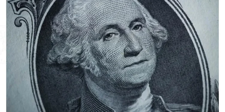 El dólar hila un mes de ganancias presionado por el crudo y la cautela electoral en EE. UU.