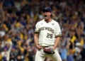 Drama y triunfo para Milwaukee en inicio de la Serie Mundial