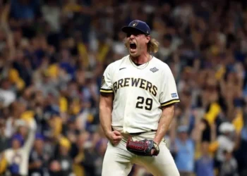 Drama y triunfo para Milwaukee en inicio de la Serie Mundial