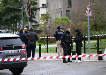 Califica Macron tiroteo en París como ‘acto terrorista’