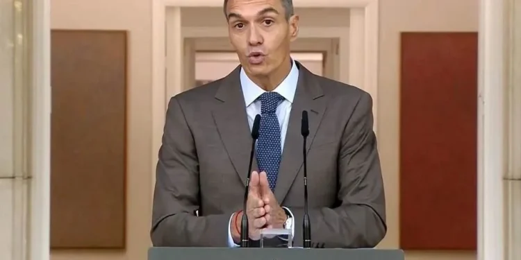 Sánchez señaló en una declaración institucional desde el Palacio de la Moncloa, sede del Ejecutivo, que había comunicado previamente su decisión al Rey Felipe VI