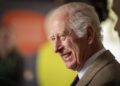 Debuta Rey Charles III como diseñador para Burberry