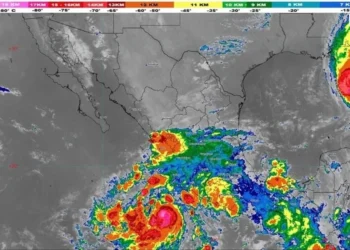 Sube ‘Simon’ a categoría 2 al sur de Manzanillo