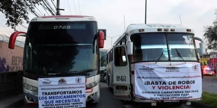 Transportistas levantan bloqueos carreteros tras pactar mesas de diálogo con la Segob